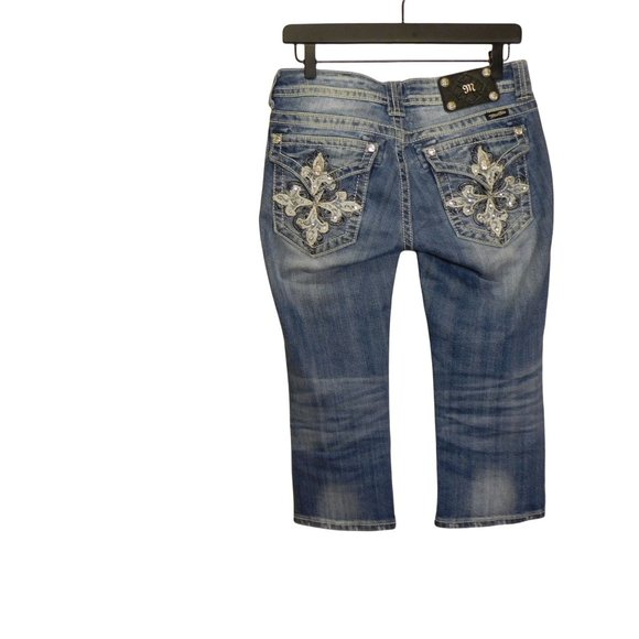Miss Me Mid Rise Capri Jeans Womens Size 27 Distressed Embroidered Studded Denim - Picture 4 of 10